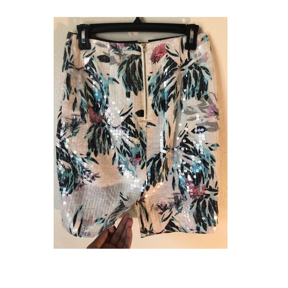 Sequined floral design skirt - Picture 2 of 3